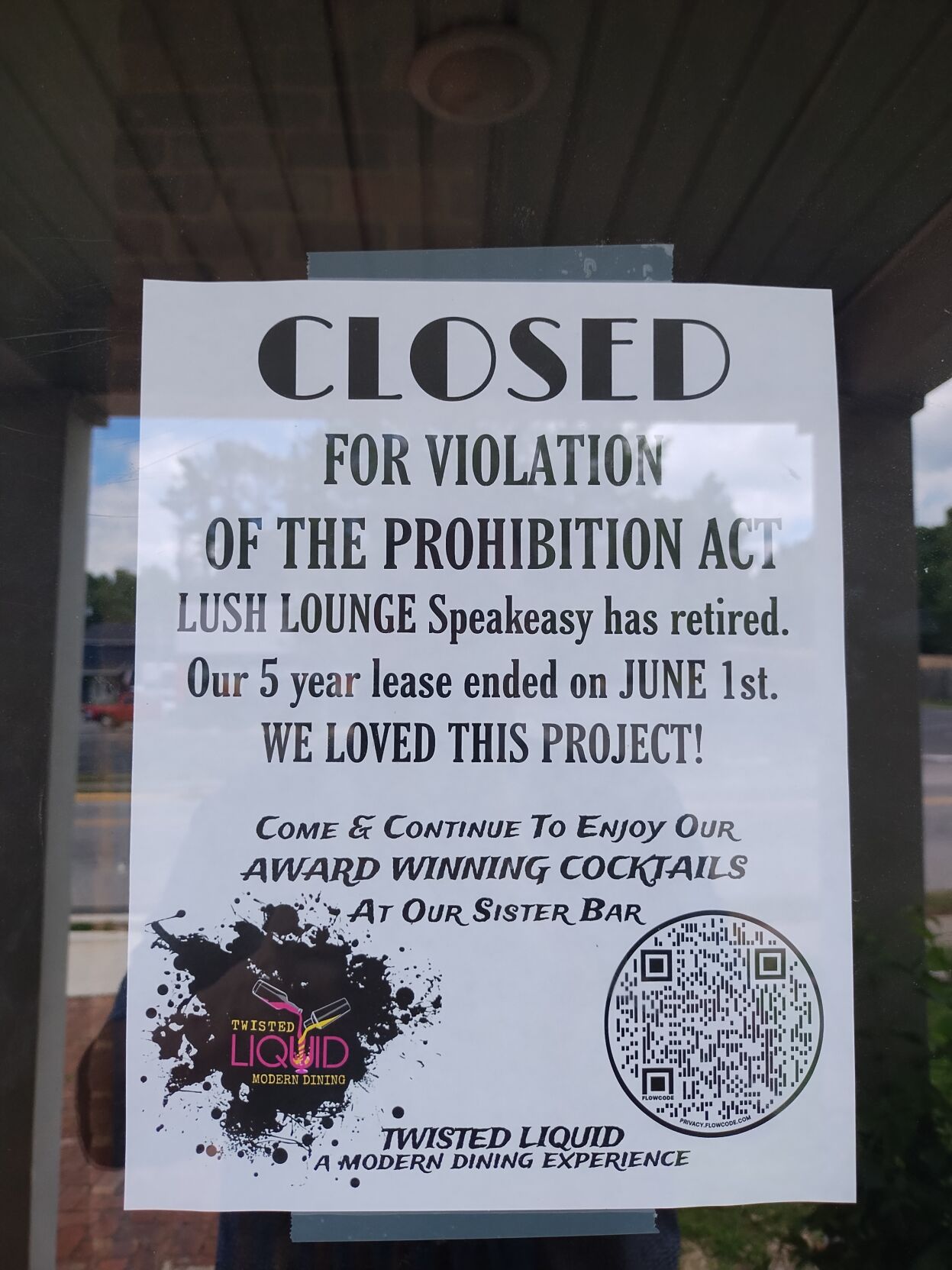 Lush Lounge closed sign